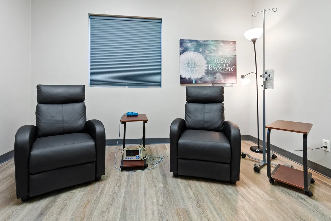 a room with black chairs and a lamp - rs=w_1280,h_854 (4)